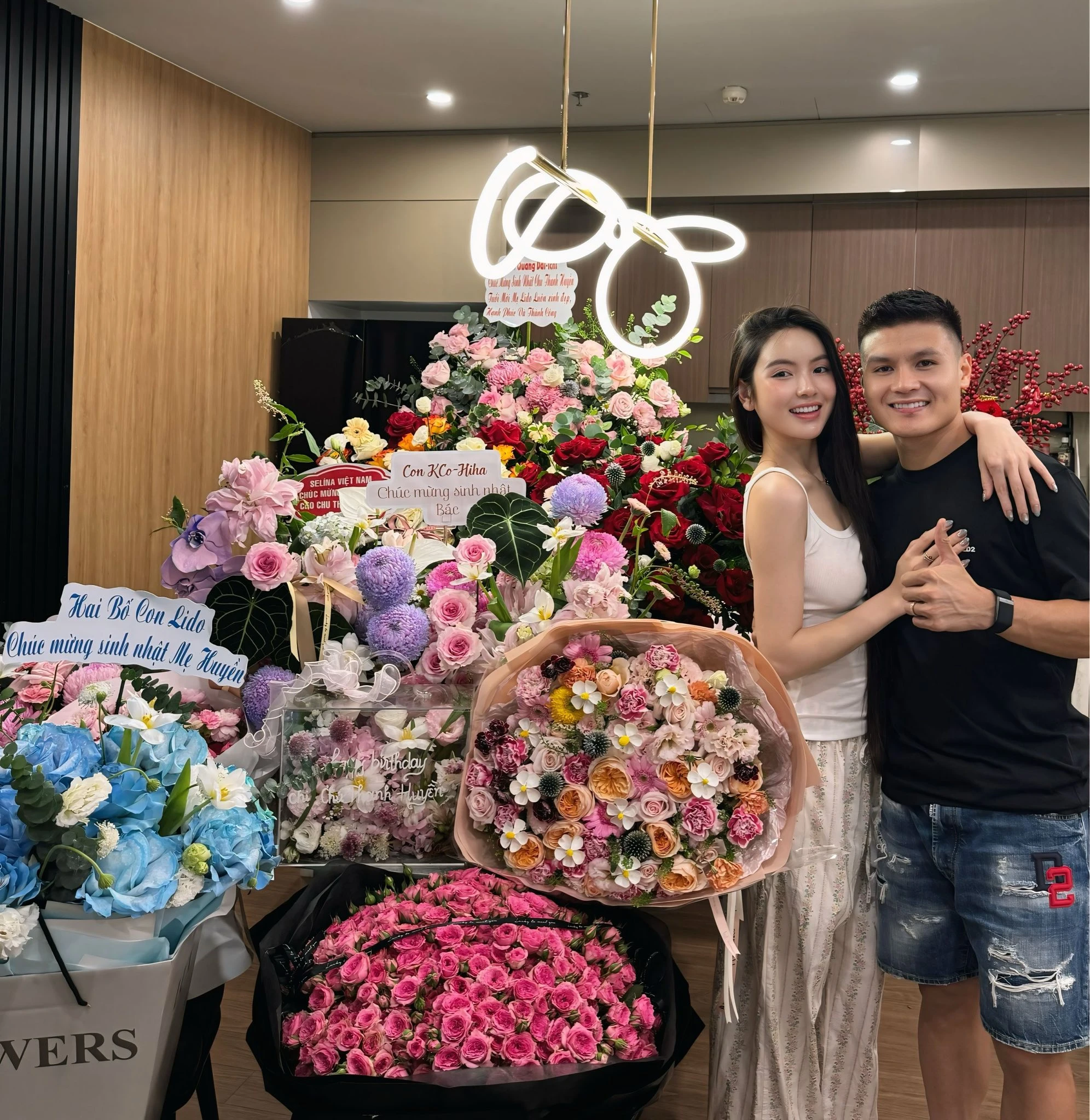 Vợ Quang Hải đổi mood chóng mặt: Lên sân bóng là mẹ bỉm giản dị, lên đồ tiệc tùng lại sang chảnh hết nấc - Hình 6
