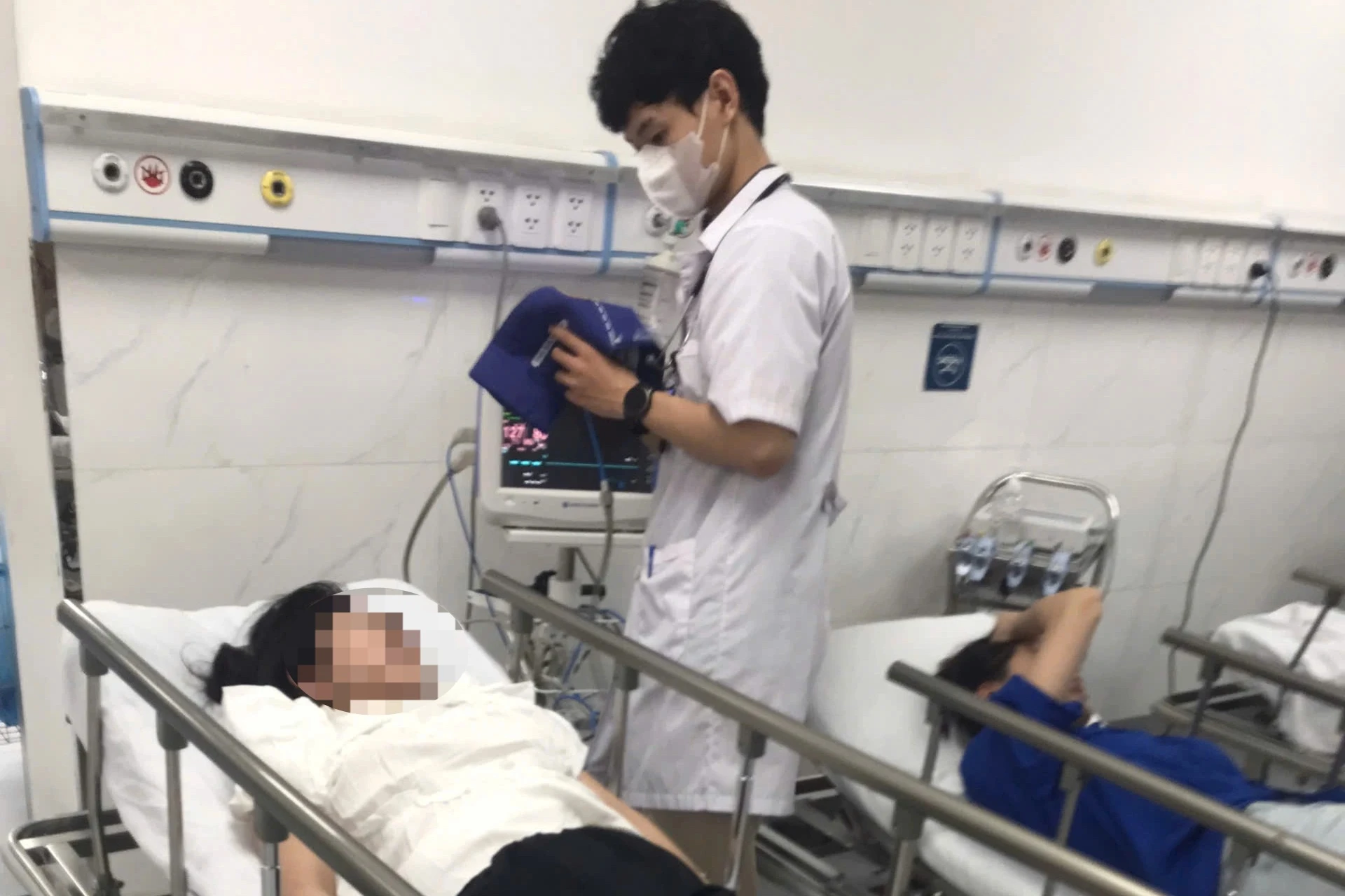 Cảnh sát PCCC kịp thời đưa bé gái bị ngất đi cấp cứu - Hình 1