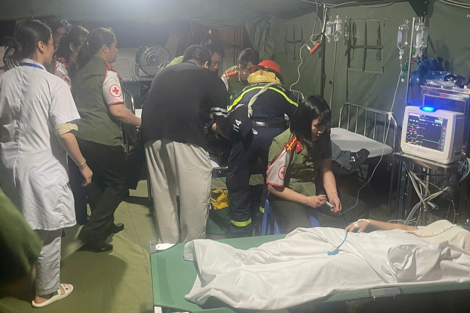 Cảnh sát PCCC kịp thời đưa bé gái bị ngất đi cấp cứu - Hình 2
