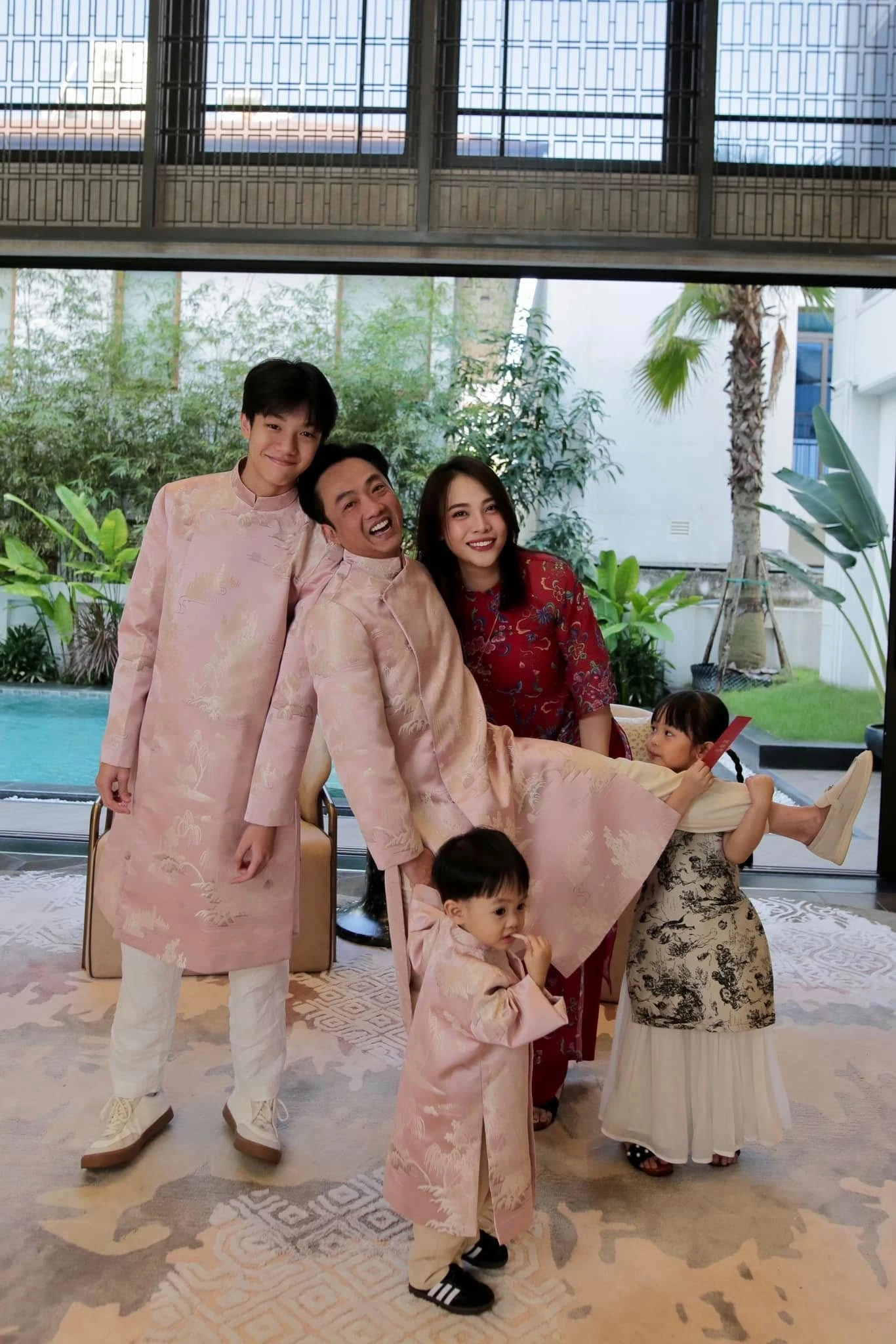 Đàm Thu Trang sốc nặng khi nghe con trai nhận xét về visual của mẹ năm 18 tuổi - Hình 1