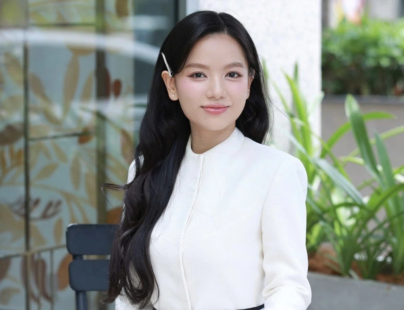 Lê Hạ Anh - Nữ diễn viên duy nhất trong Mưa đỏ lộ nhan sắc đời thường khác lạ? - Hình 2