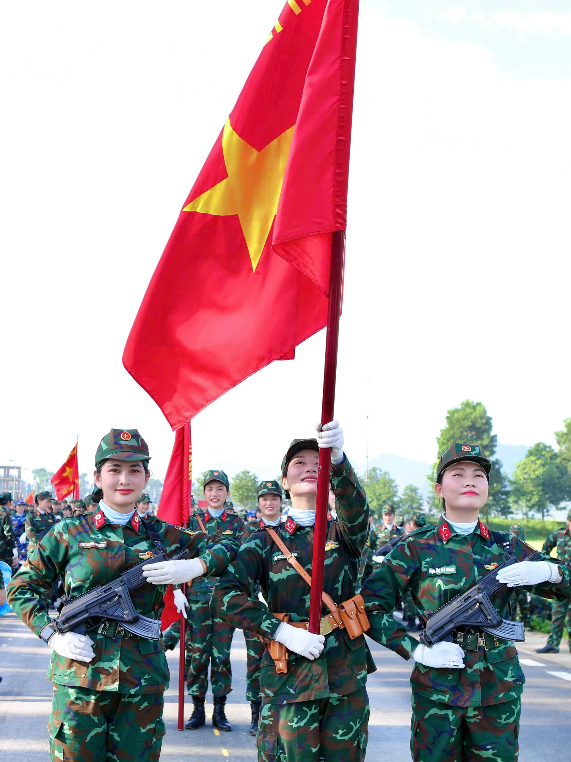 Nữ chiến sĩ xinh đẹp bảo vệ Quân kỳ, nhà 3 đời tham gia diễu binh - Hình 2