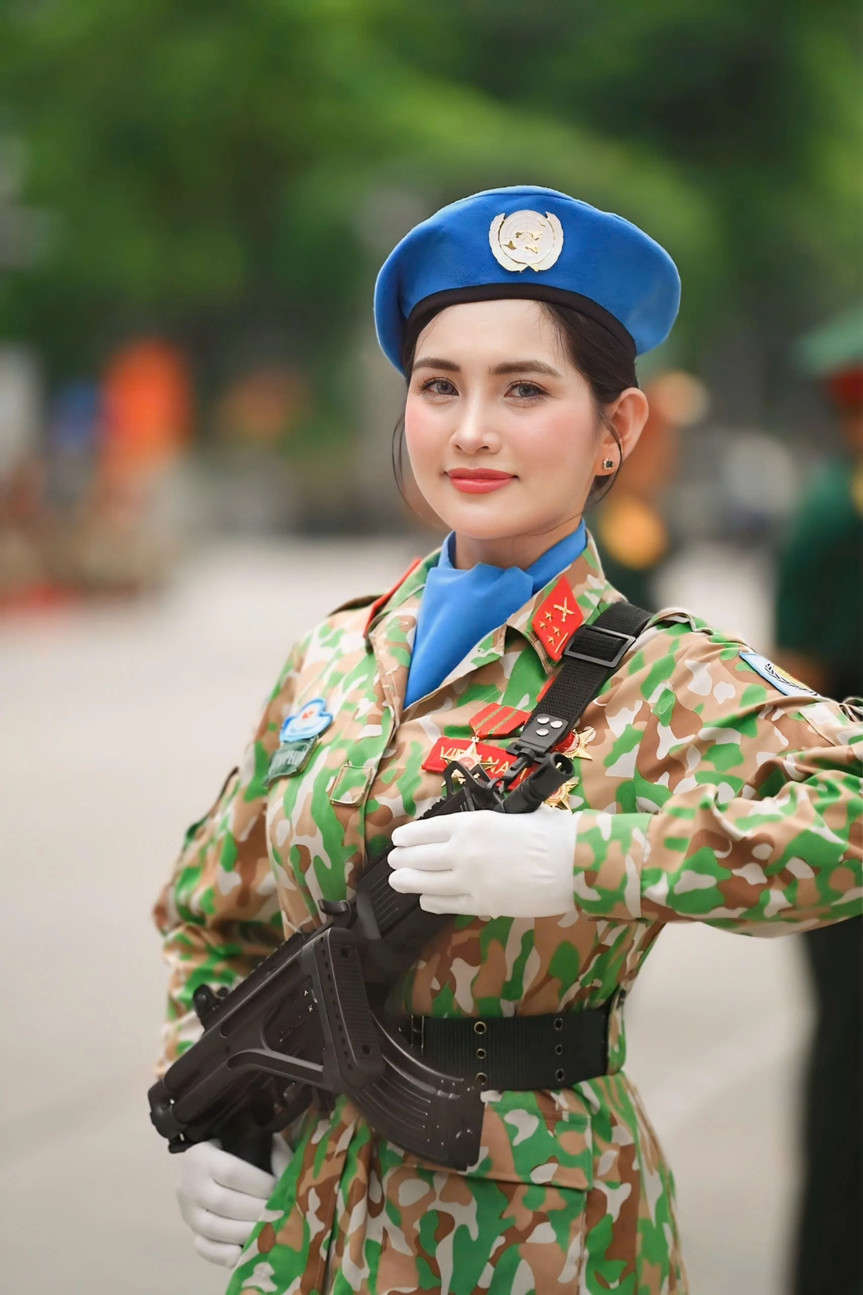 Nữ chiến sĩ xinh đẹp bảo vệ Quân kỳ, nhà 3 đời tham gia diễu binh - Hình 1