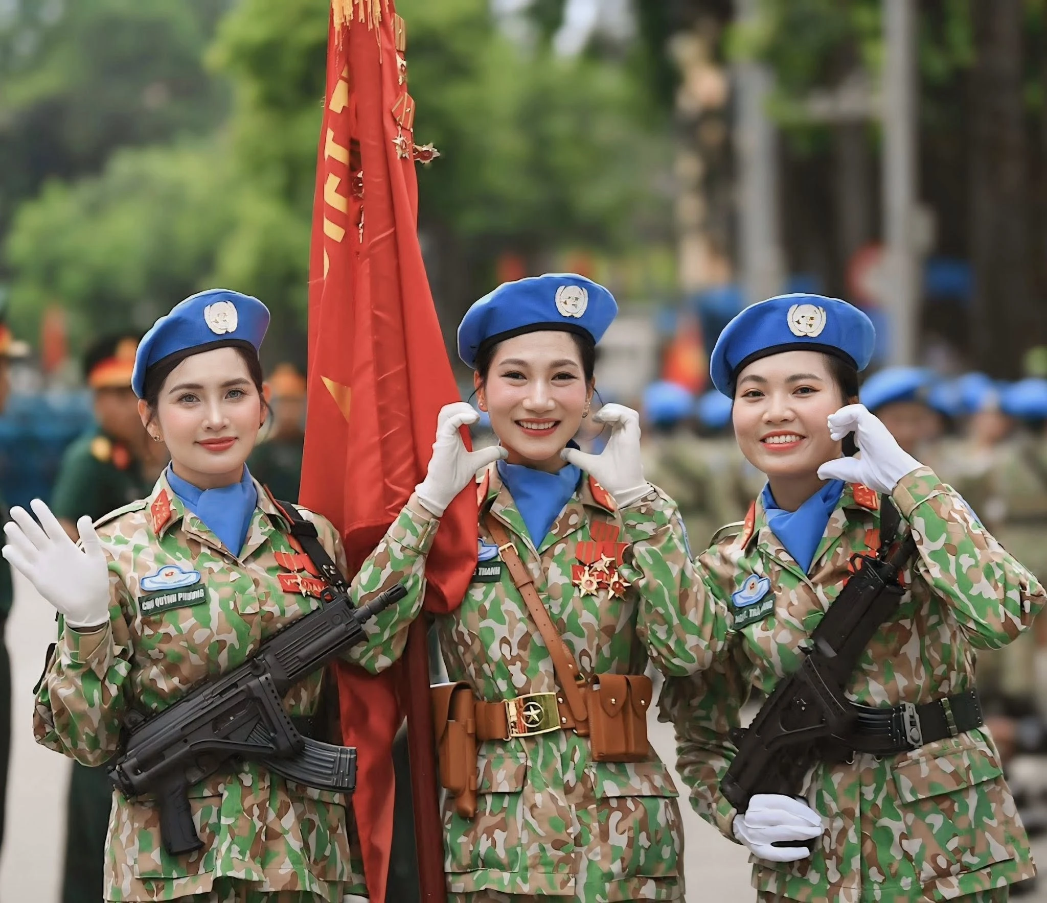 Nữ chiến sĩ xinh đẹp bảo vệ Quân kỳ, nhà 3 đời tham gia diễu binh - Hình 4