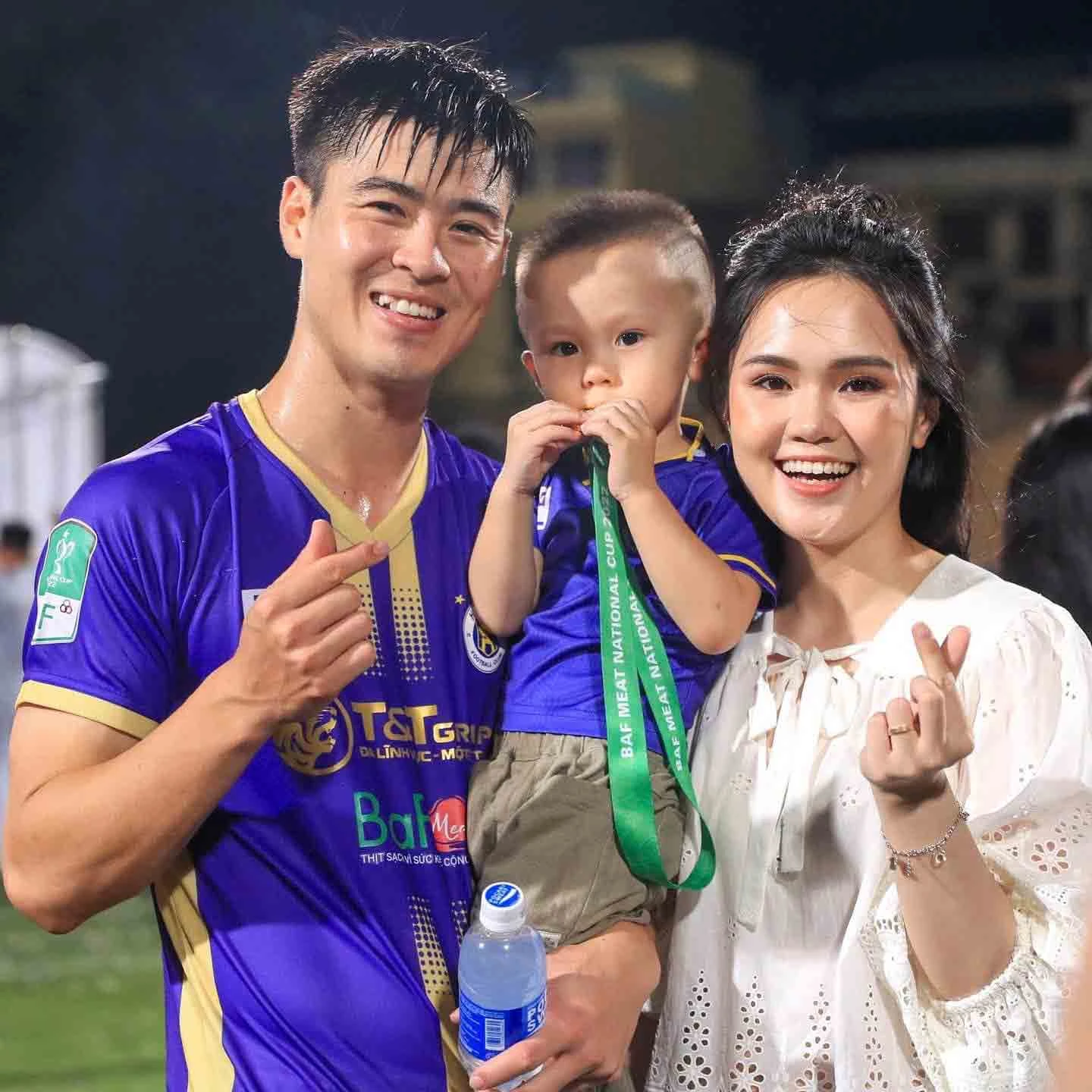 Vợ Duy Mạnh bị soi gu thời trang dị khi tặng quà chiến sĩ, dân mạng tranh cãi - Hình 6