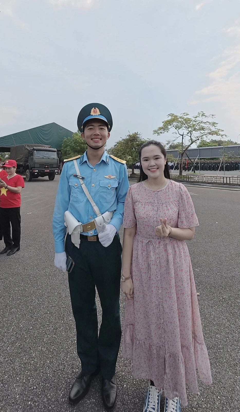 Vợ Duy Mạnh bị soi gu thời trang dị khi tặng quà chiến sĩ, dân mạng tranh cãi - Hình 2