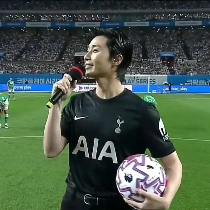 Son Heung-min bật khóc nức nở ngày chia tay Tottenhamm, tài tử Park Seo Joon đến ôm bạn thân an ủi - Hình 8