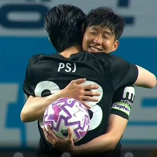 Son Heung-min bật khóc nức nở ngày chia tay Tottenhamm, tài tử Park Seo Joon đến ôm bạn thân an ủi - Hình 9