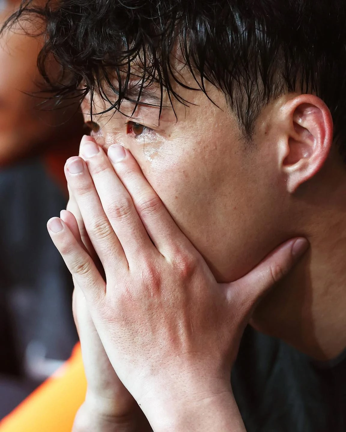 Son Heung-min bật khóc nức nở ngày chia tay Tottenhamm, tài tử Park Seo Joon đến ôm bạn thân an ủi - Hình 2