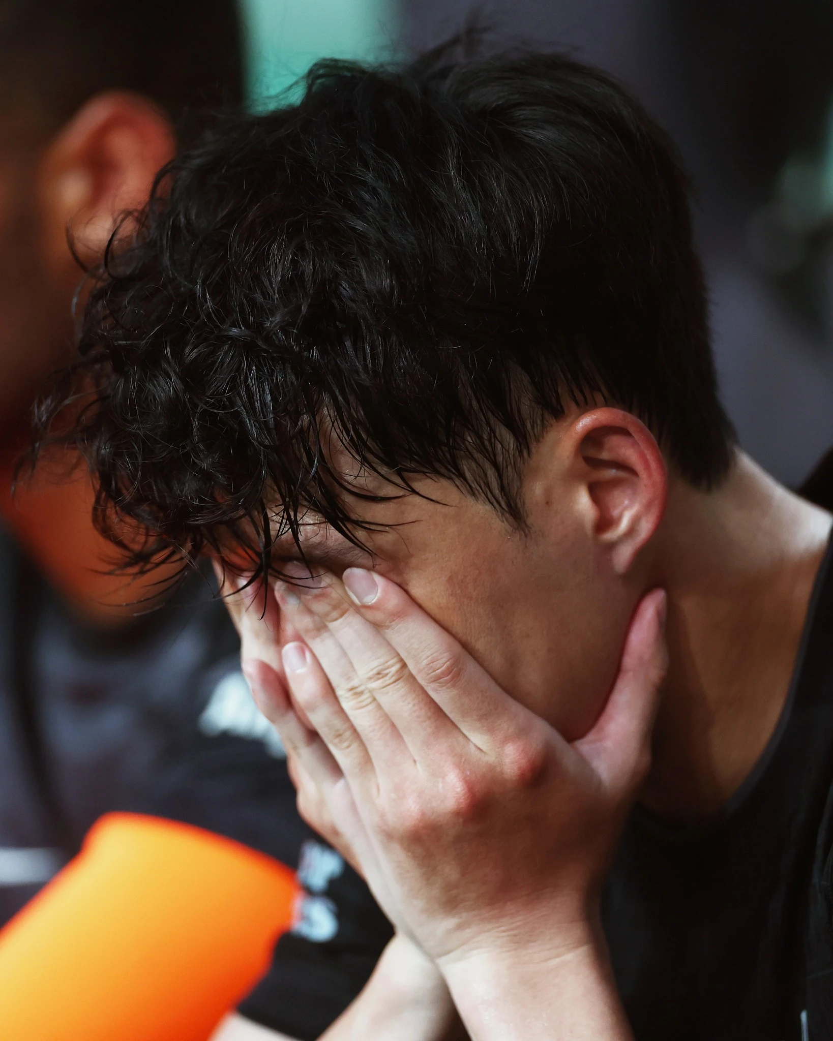 Son Heung-min bật khóc nức nở ngày chia tay Tottenhamm, tài tử Park Seo Joon đến ôm bạn thân an ủi - Hình 1