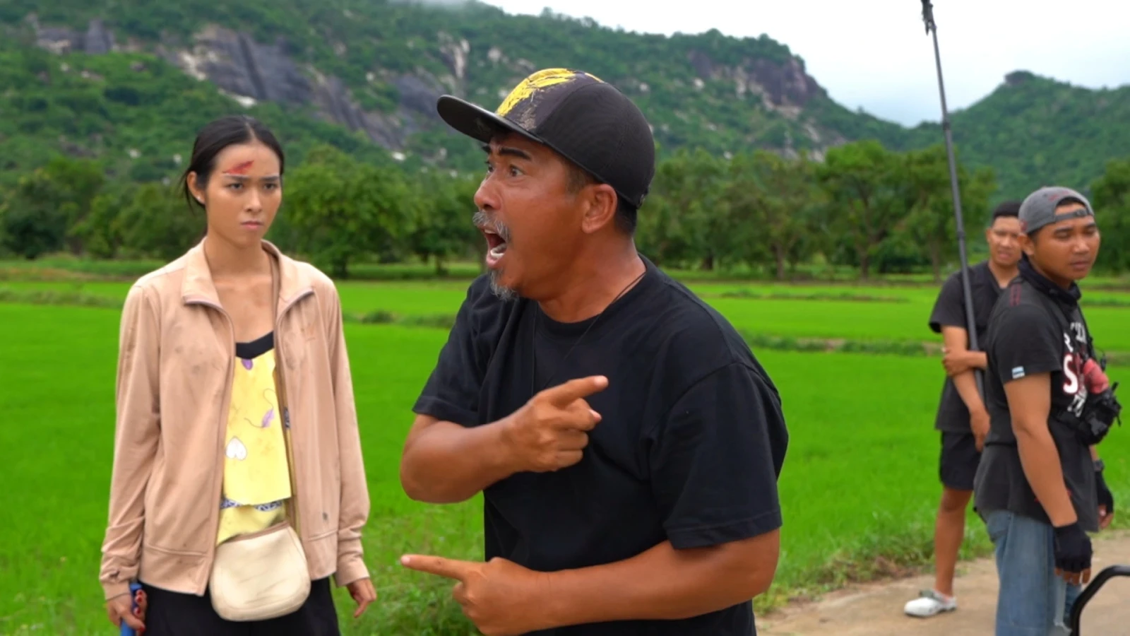 Trung Lùn: Đi lên từ nghèo khó, vợ kém 12 tuổi mắc bệnh sạch, chục lần đòi ly dị - Hình 3