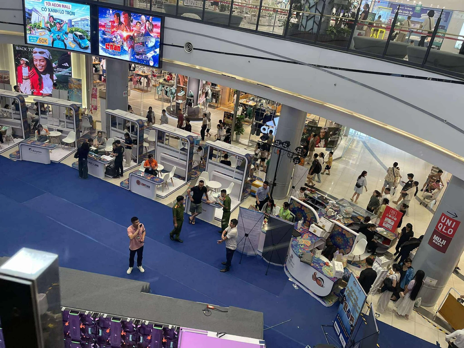 Vụ 1 người rơi 4 lầu ở TTTM Aeon Mall Long Biên: tình trạng nặng, động cơ sốc? - Hình 4
