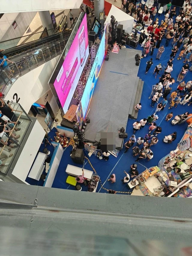 Vụ 1 người rơi 4 lầu ở TTTM Aeon Mall Long Biên: tình trạng nặng, động cơ sốc? - Hình 2