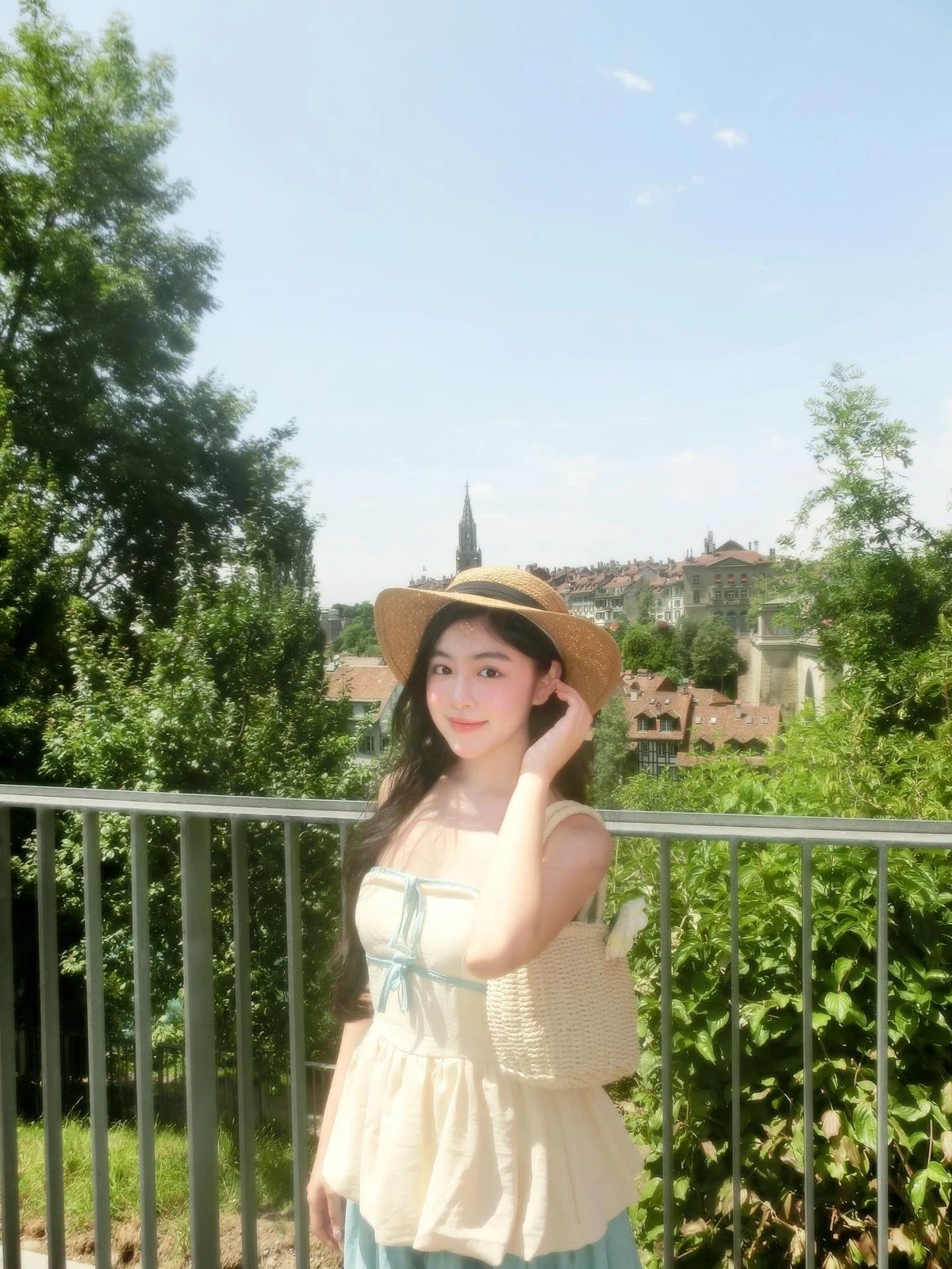 Ái nữ Quyền Linh khiến MXH dậy sóng với loạt ảnh du lịch đẹp như mơ ở trời Âu! - Hình 6