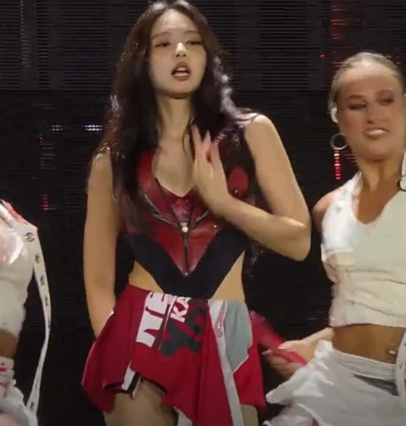 Jennie bị Billboard đi bài trù ẻo, BLINK nổi điên gửi tối hậu thư gỡ video? - Hình 1