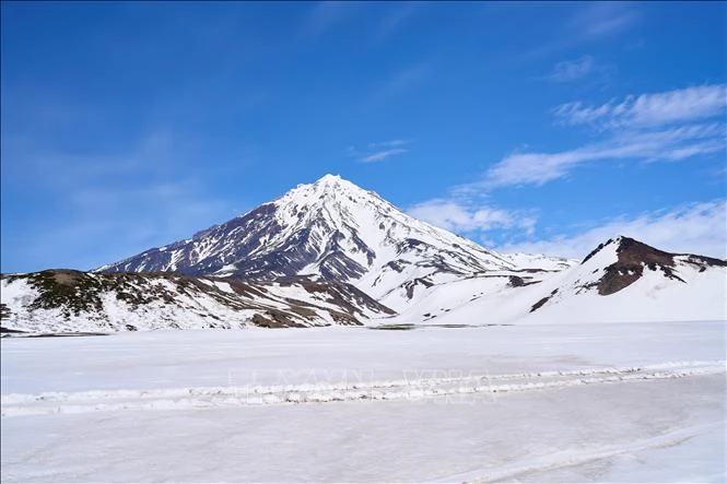 Núi lửa ở bán đảo Kamchatka của Nga phun cột tro bụi cao 7 km - Hình 1