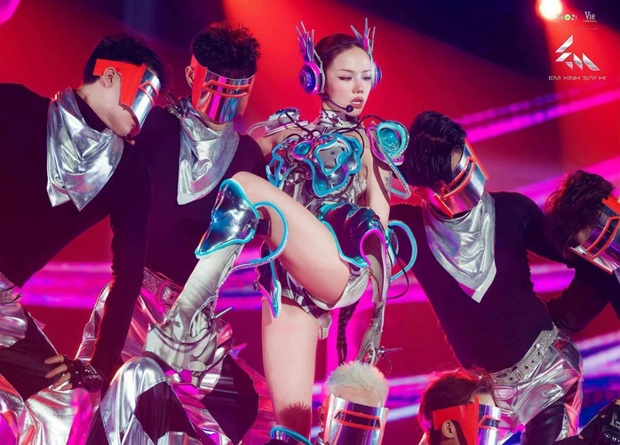 Phương Mỹ Chi bật khóc tận 3 lần vì một nữ đồng nghiệp cùng thi Em xinh say hi - Hình 5