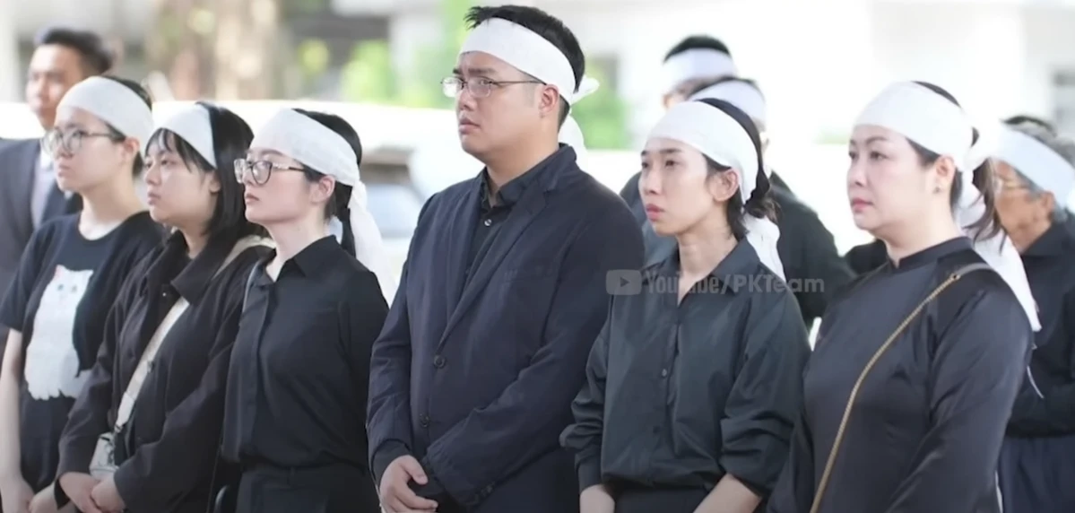 Vợ Giáo Tiến lộ diện trẻ trung ở tang lễ, làm điều khiến khách viếng chua xót? - Hình 2