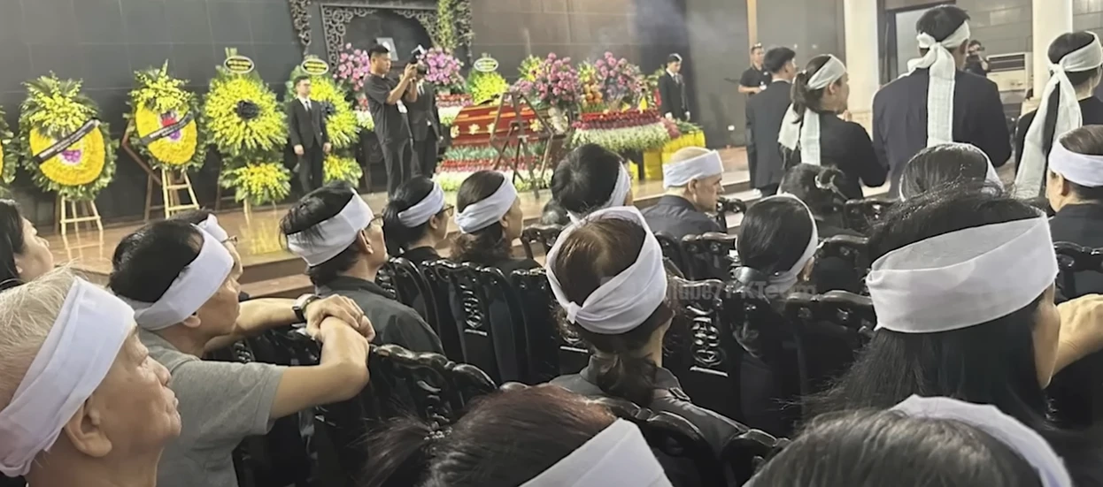 Vợ Giáo Tiến lộ diện trẻ trung ở tang lễ, làm điều khiến khách viếng chua xót? - Hình 4