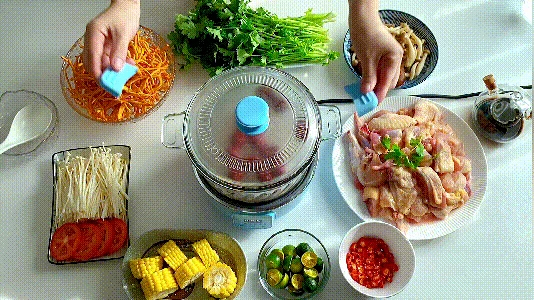 Chỉ cần 2 trái dừa và 1 con gà: Bữa lẩu bổ dưỡng tại nhà khiến nhà hàng phải chào thua - Hình 1