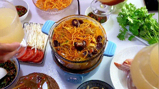 Chỉ cần 2 trái dừa và 1 con gà: Bữa lẩu bổ dưỡng tại nhà khiến nhà hàng phải chào thua - Hình 12