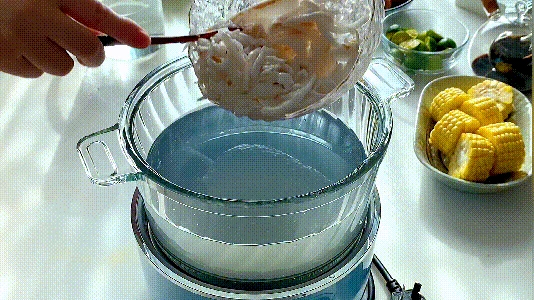 Chỉ cần 2 trái dừa và 1 con gà: Bữa lẩu bổ dưỡng tại nhà khiến nhà hàng phải chào thua - Hình 6