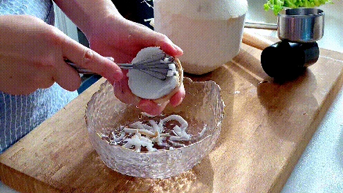 Chỉ cần 2 trái dừa và 1 con gà: Bữa lẩu bổ dưỡng tại nhà khiến nhà hàng phải chào thua - Hình 5