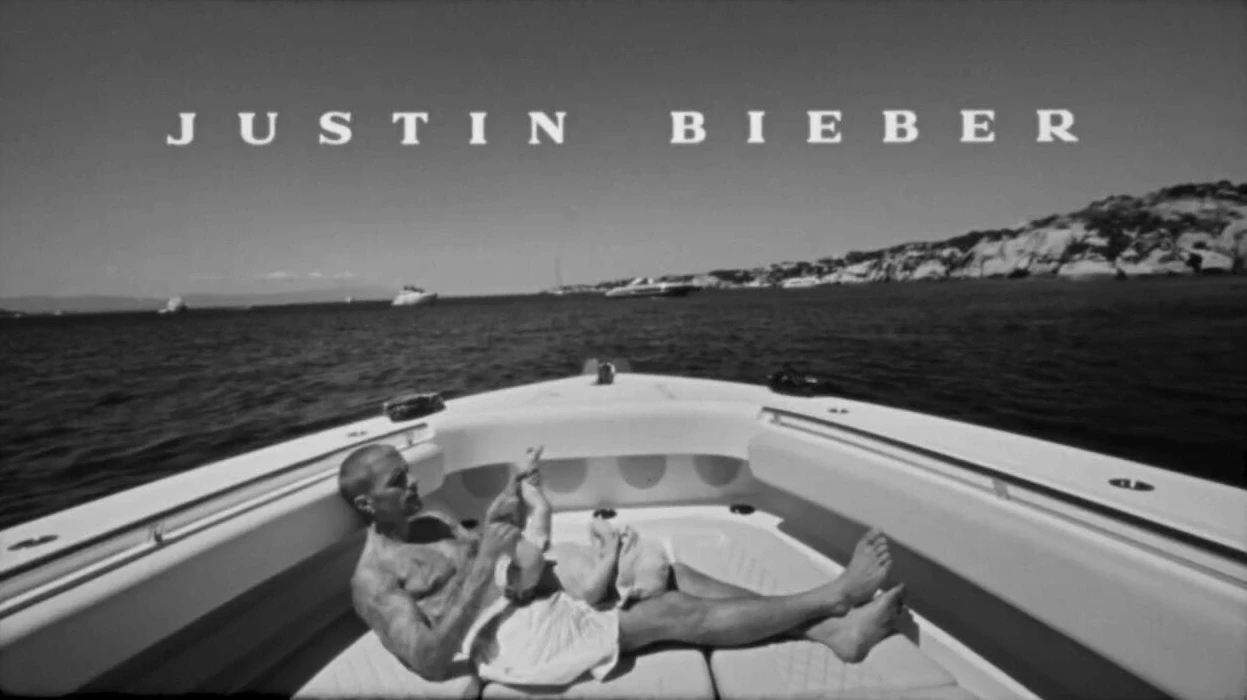 Con trai Justin Bieber giấu kín, lộ đúng 2 điểm trong MV mới, dân mạng đốn tim - Hình 3