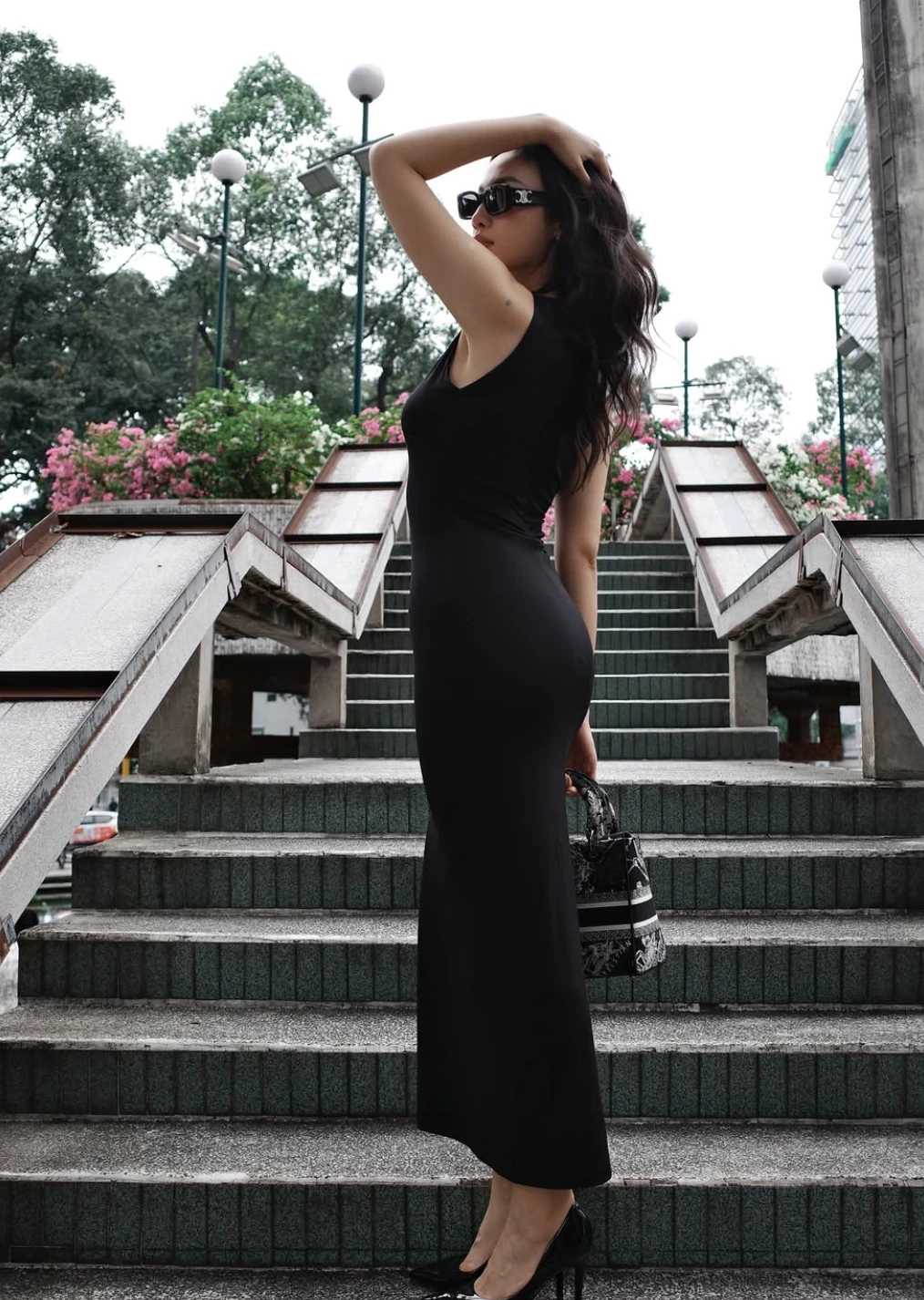 Diện nguyên set đồ màu đen - phong cách tối giản nhưng cực chất - Hình 2