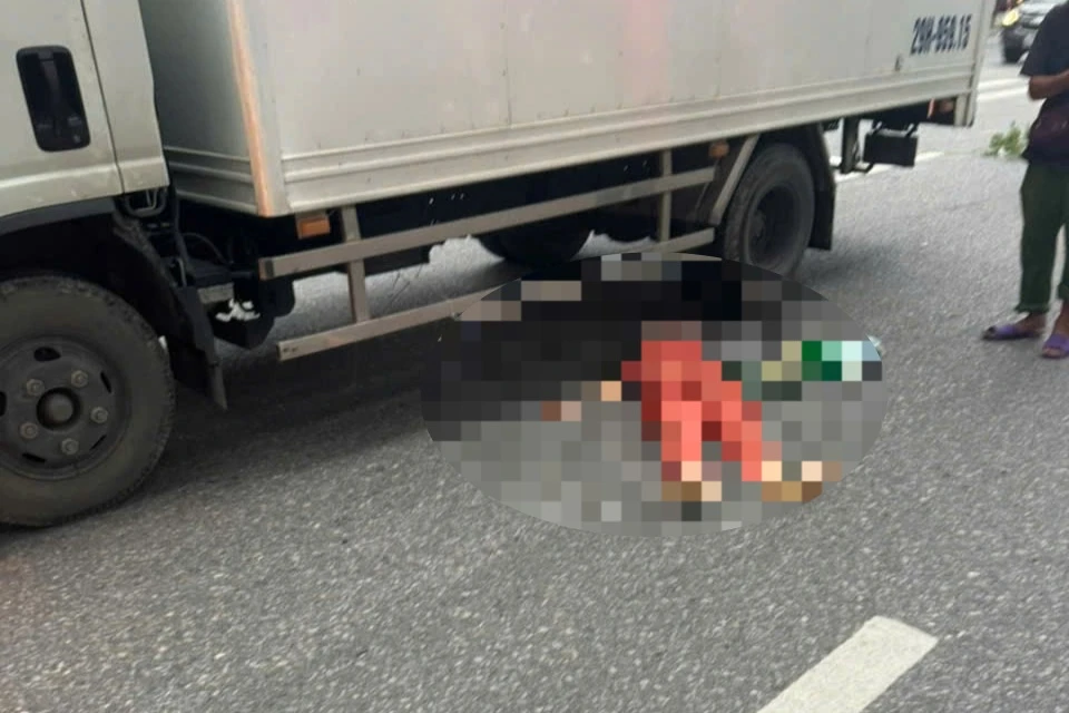 Hà Nội: Xe máy chở 2 va chạm với ô tô tải, một phụ nữ tử vong - Hình 1