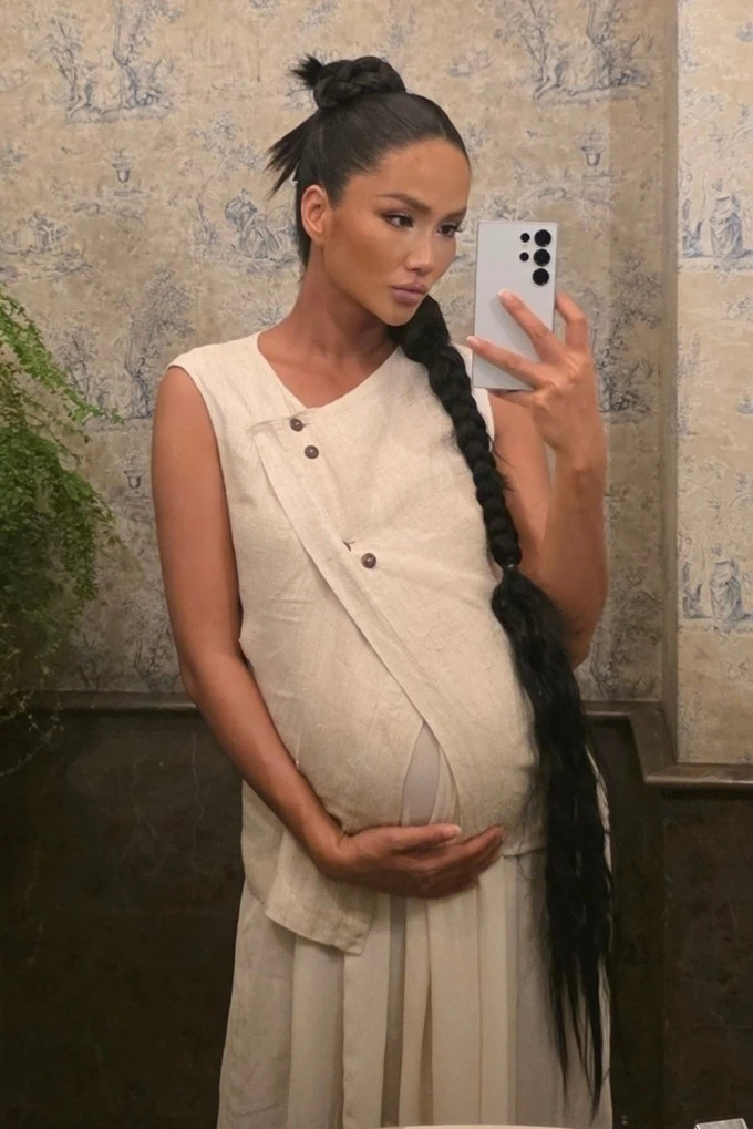 HHen Niê sợ làng xóm dị nghị vì ông xã cứ đòi làm 1 việc này! - Hình 4