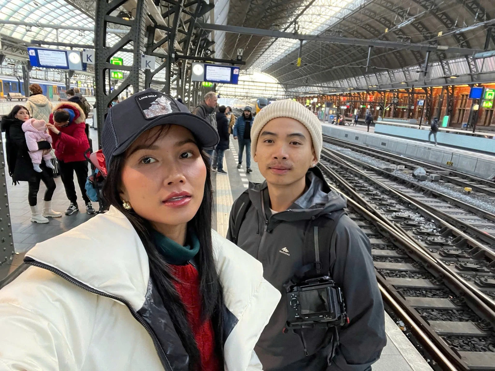 HHen Niê sợ làng xóm dị nghị vì ông xã cứ đòi làm 1 việc này! - Hình 7