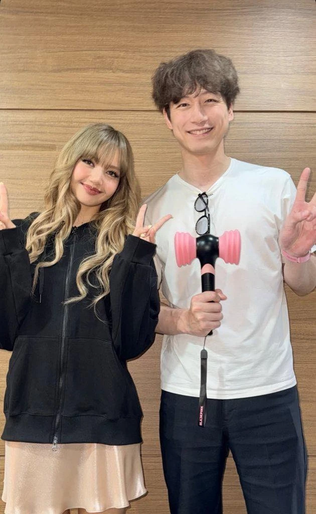 Lisa (BLACKPINK) làm chuyện đỏ mặt với trai lạ, nghi chia tay thiếu gia LVMH? - Hình 4
