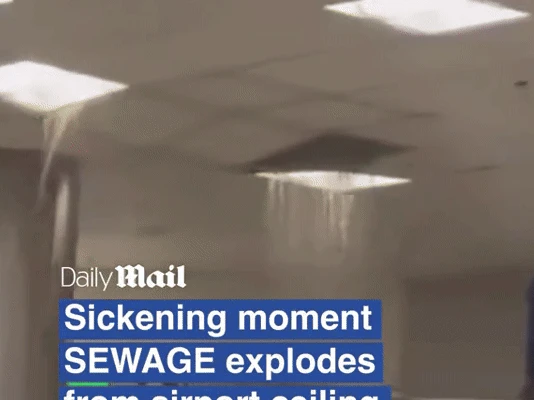 Nước thải trút như mưa vì sân bay sập trần, hành khách bịt mũi vì hôi thối - Hình 1