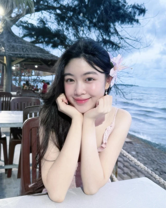 Ái nữ Quyền Linh lộ mặt thật tại sự kiện, CĐM sốc nhan sắc khác xa ảnh tự đăng - Hình 5