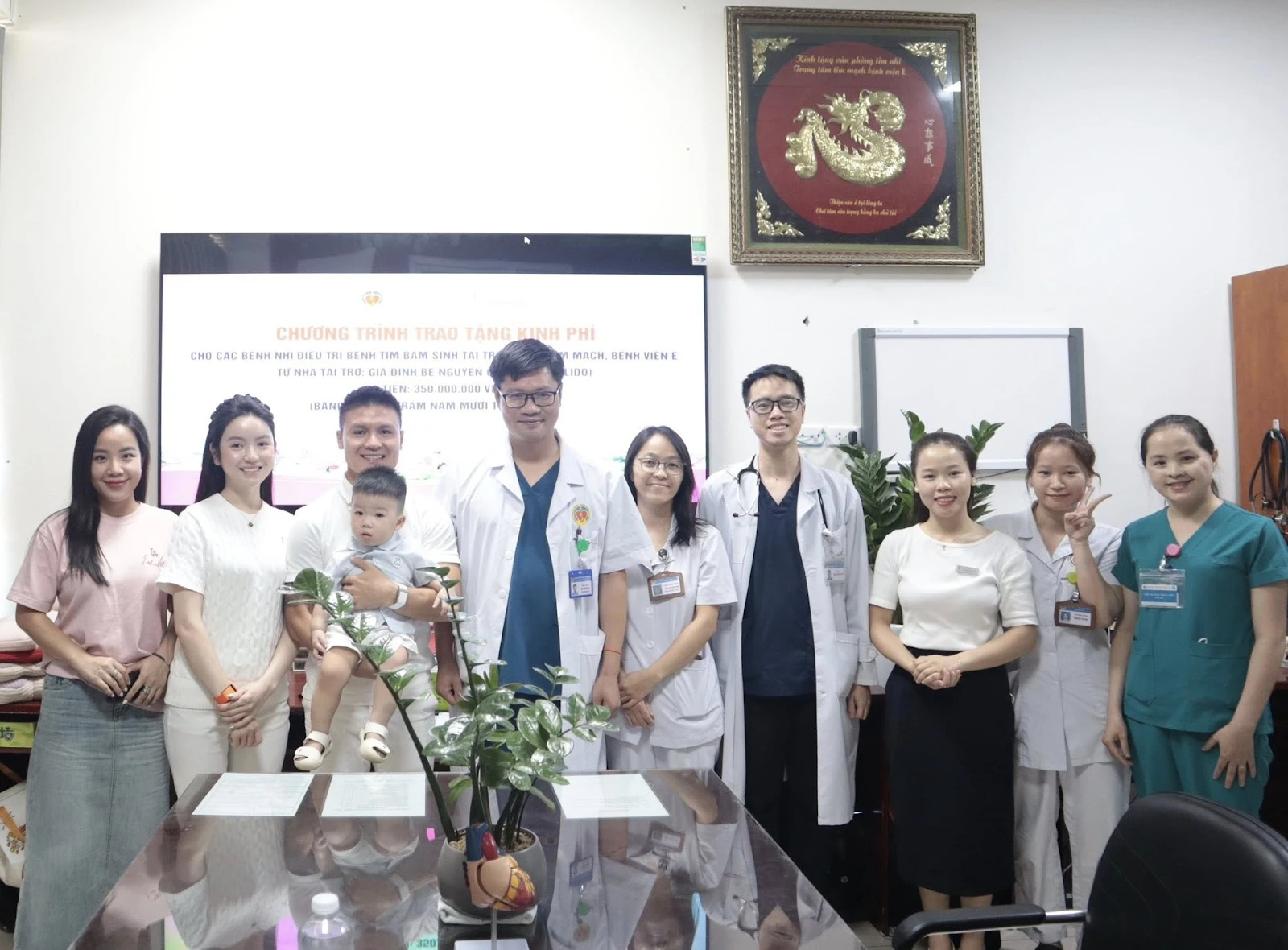 Con trai Quang Hải làm từ thiện 350 triệu, bố mẹ được khen nức nở vì điều này! - Hình 5