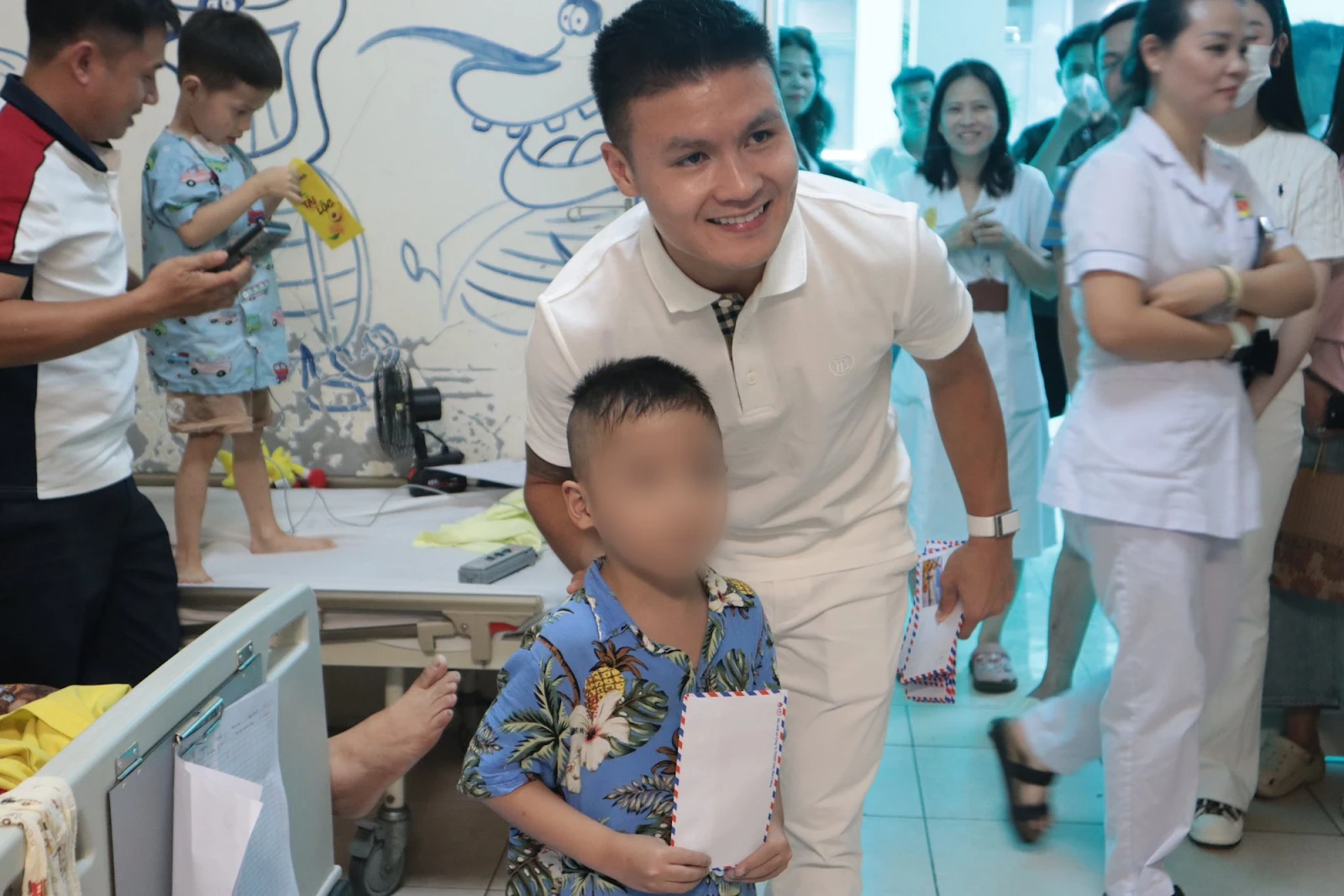 Con trai Quang Hải làm từ thiện 350 triệu, bố mẹ được khen nức nở vì điều này! - Hình 6