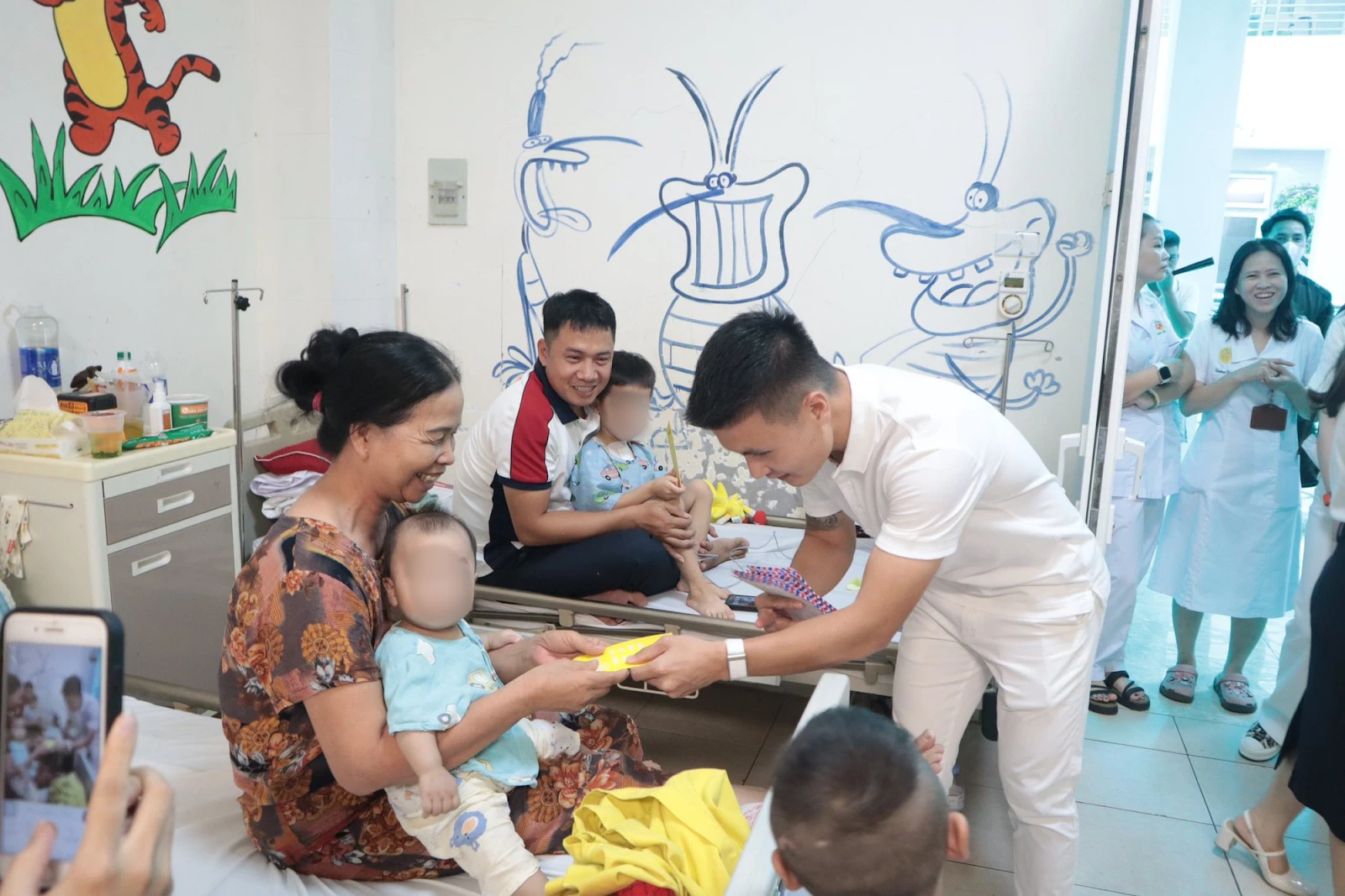 Con trai Quang Hải làm từ thiện 350 triệu, bố mẹ được khen nức nở vì điều này! - Hình 2