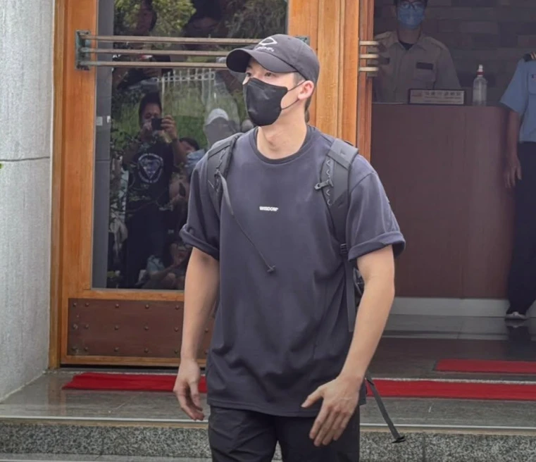 Hứa Quang Hán Chồng quốc dân náo loạn ngày xuất ngũ, fan rần rần sốc visual - Hình 2
