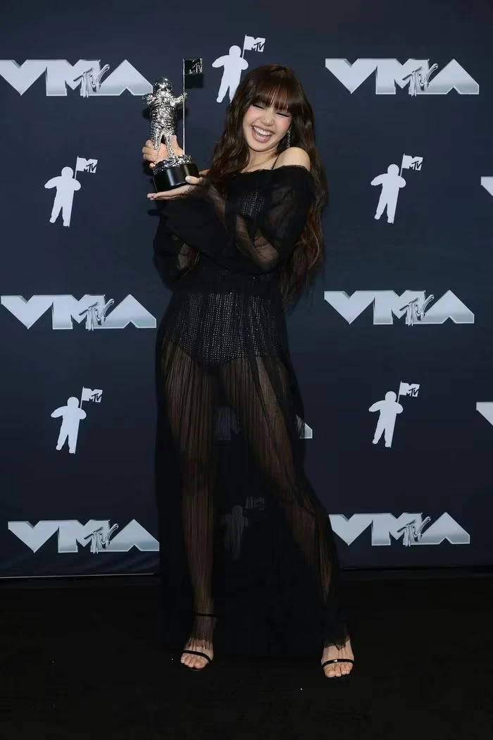 Jisoo nhận vé chùa ở VMAs vì mác BLACKPINK, fan LE SSERAFIM tức đỏ mặt? - Hình 9