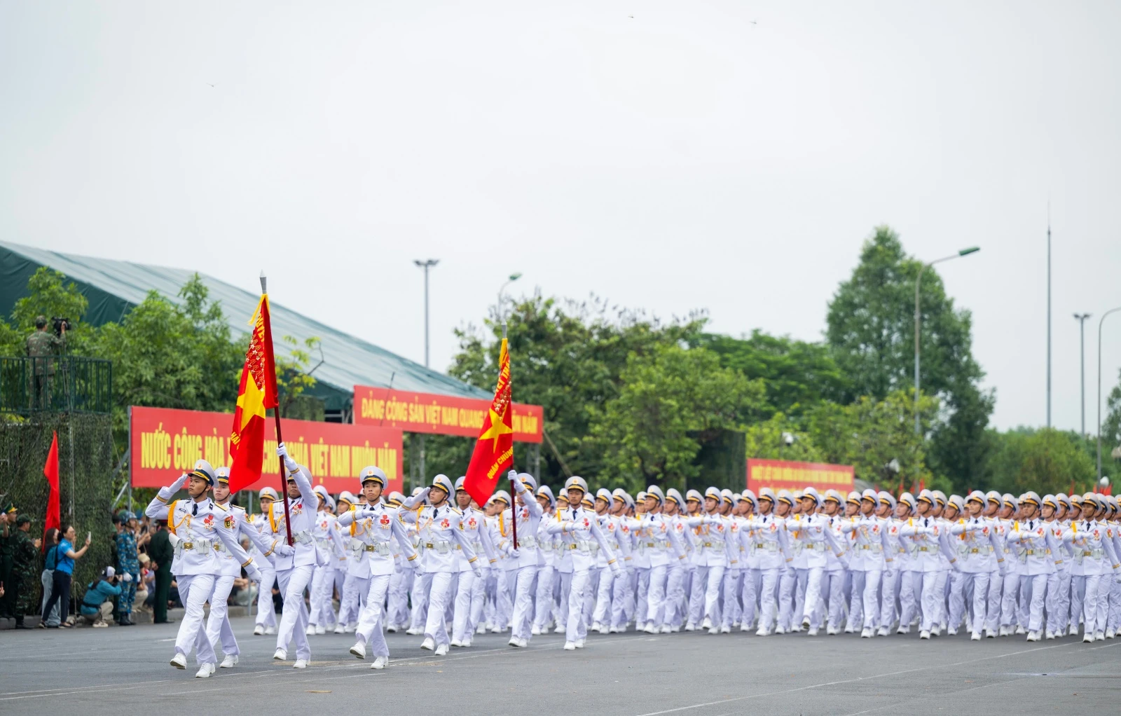 Lê Hoàng Hiệp tạo địa chấn mới, hàng ngàn thiếu nữ vây quanh để chờ điều này? - Hình 7