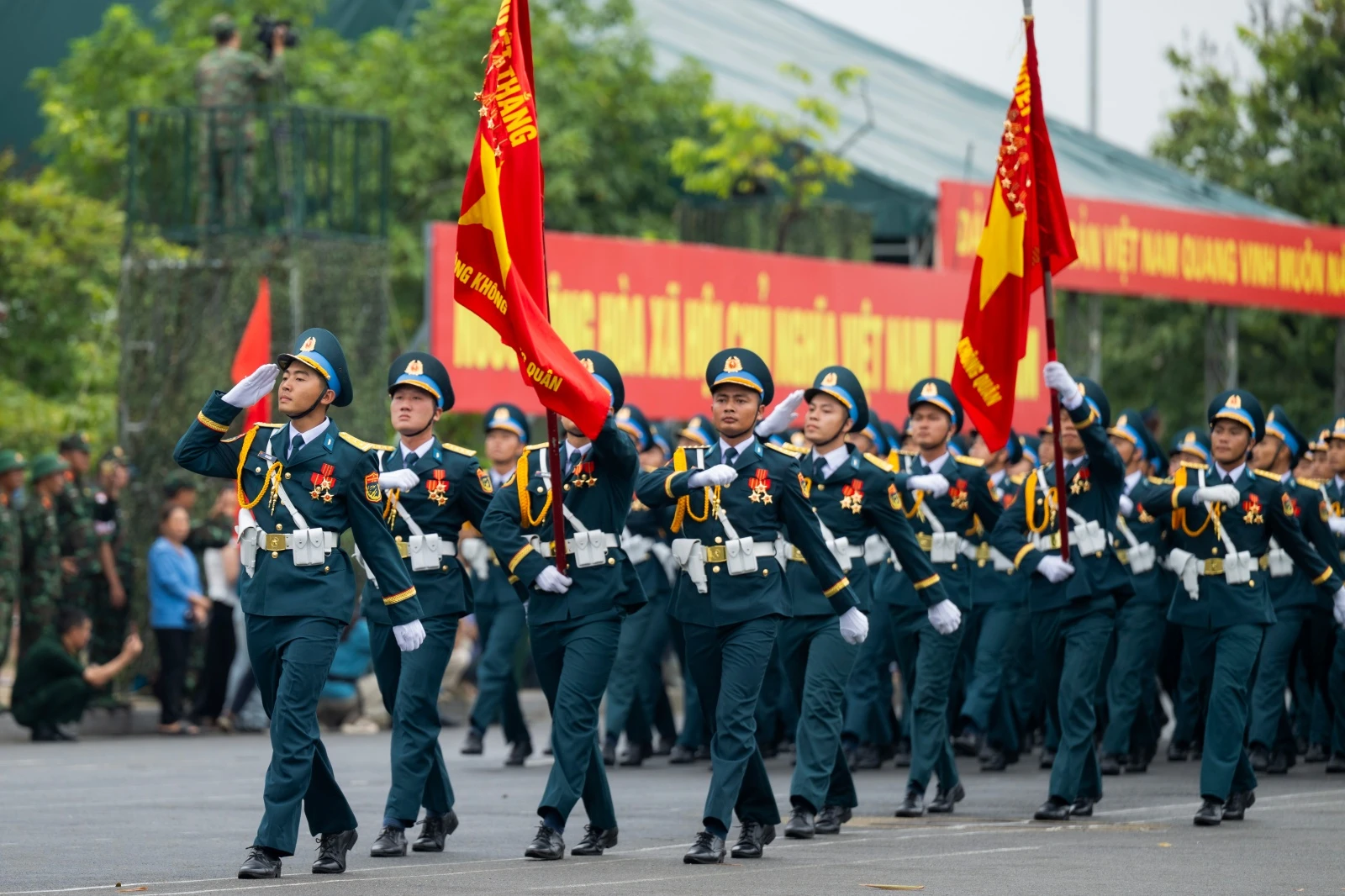 Lê Hoàng Hiệp tạo địa chấn mới, hàng ngàn thiếu nữ vây quanh để chờ điều này? - Hình 6