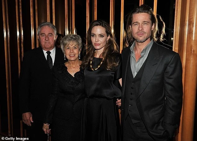 Mẹ ruột Brad Pitt qua đời, nàng dâu cũ và các cháu nội lại chẳng thèm đoái hoài? - Hình 4