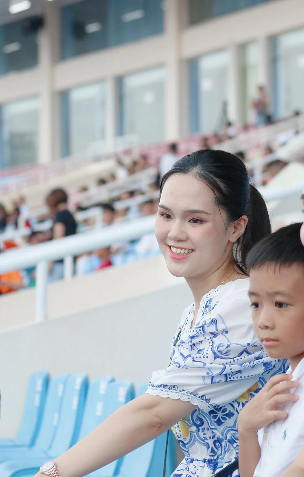 Nữ cảnh vệ gây sốt ở Thủ đô tháo kính, CĐM réo vợ Duy Mạnh check var vì sốc - Hình 3