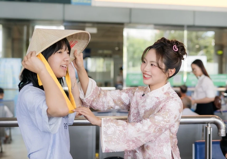Phương Mỹ Chi xả ảnh cùng 1 ca sĩ TQ, sắp tung vlog chấn động, hé lộ điều sốc - Hình 3