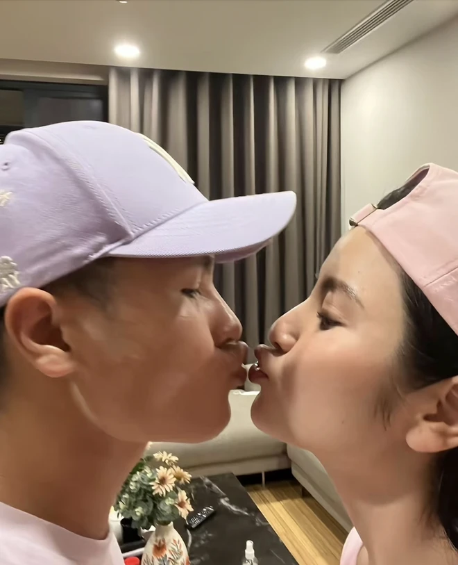 Quang Hải bị so sánh với 1 chủ tịch, làm 1 hành động với vợ hơn hẳn người nào đó - Hình 7