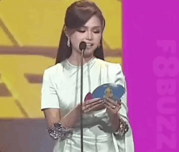 Sân khấu lố lăng nhất lịch sử: Nữ diễn viên bị chồng cắm 11 cái sừng trao giải cho tiểu tam trên sóng trực tiếp - Hình 1