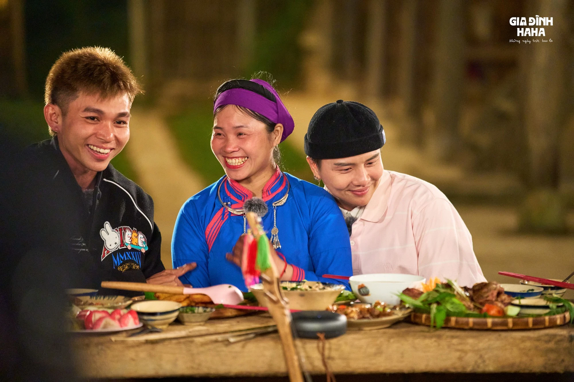 1 thành viên Gia đình Haha trở lại Bản Liền sau 4 tháng xa cách, chị Thông bật khóc ôm chặt không rời - Hình 7
