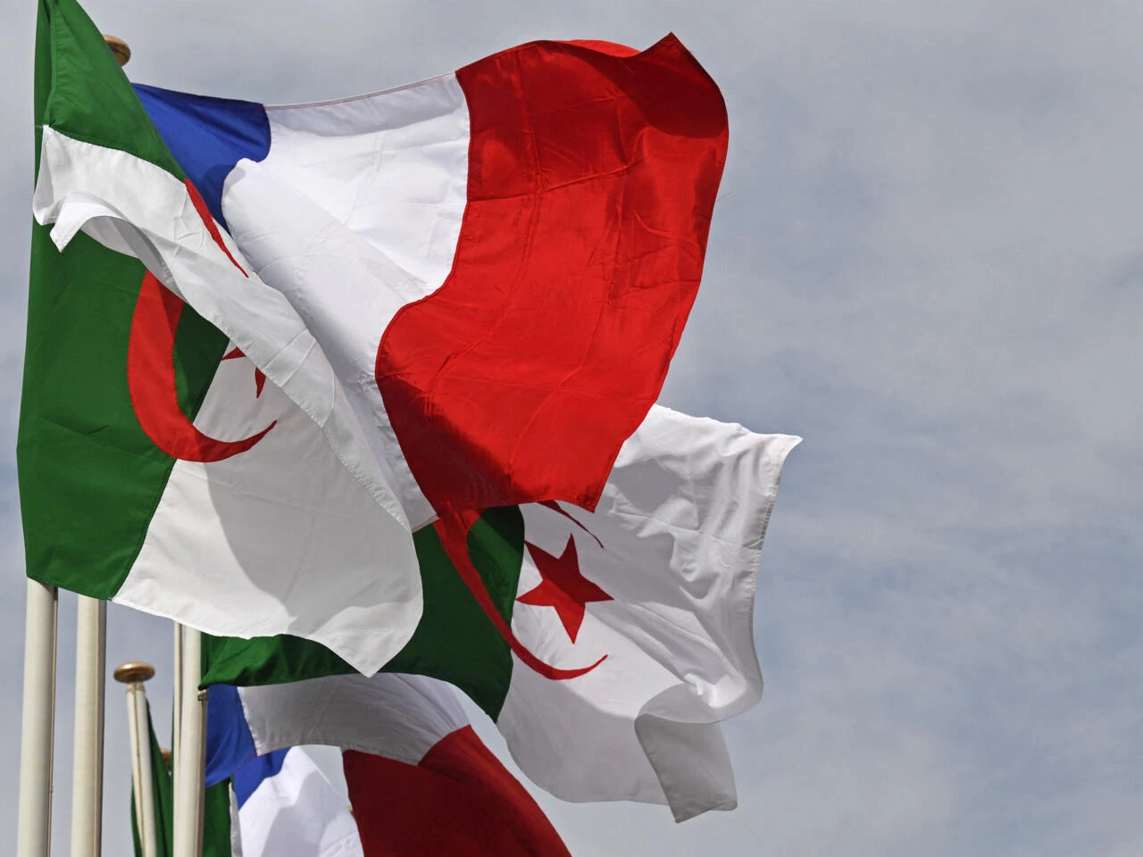 Algeria chấm dứt thỏa thuận miễn thị thực với Pháp - Hình 1