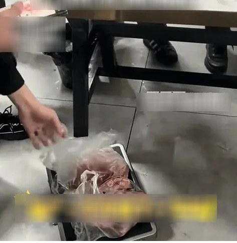 Đi ăn buffet, 2 phụ nữ ngồi từ trưa đến tối, giấu 20kg thịt trong ba lô - Hình 2